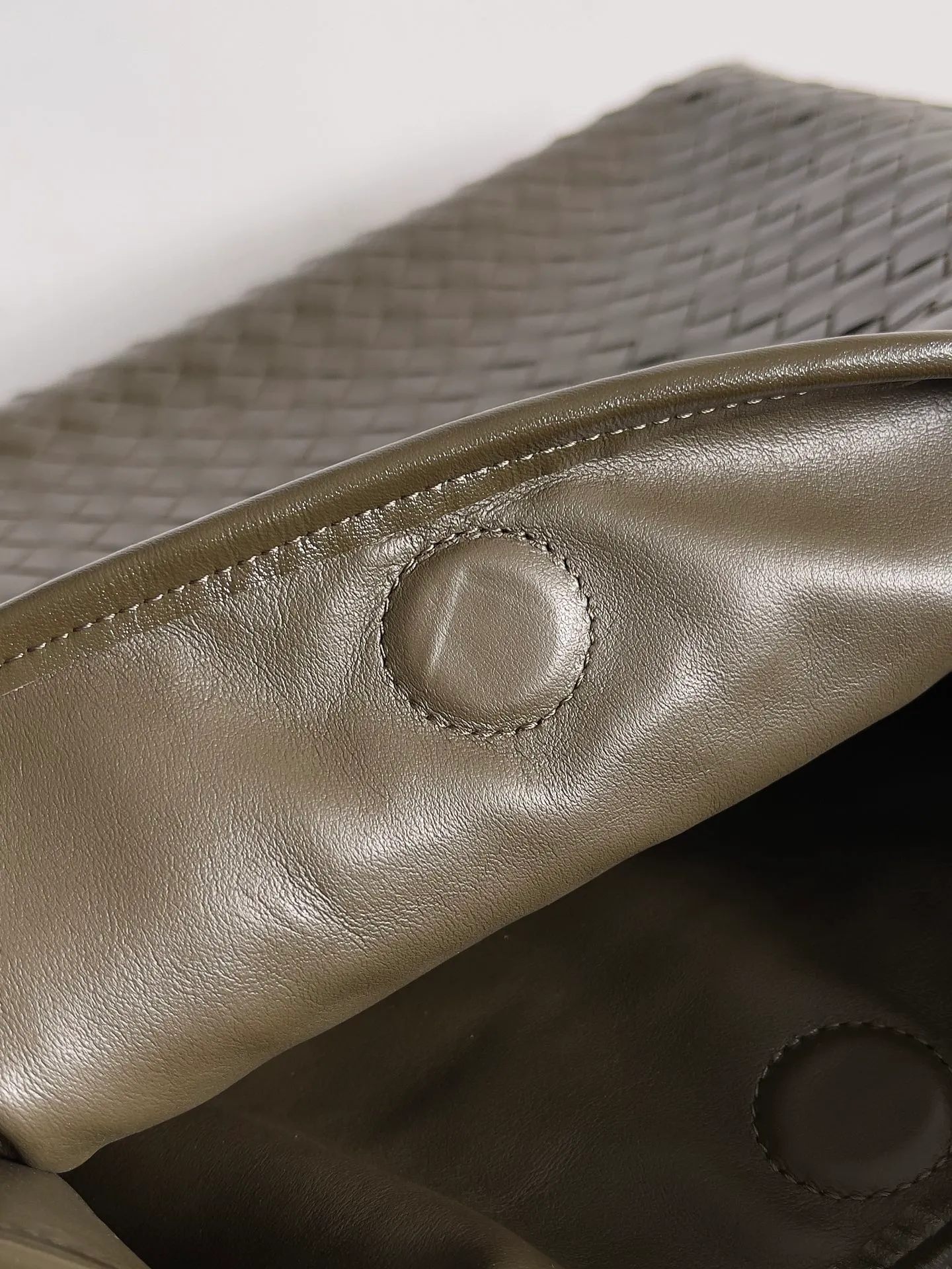 Batch 2160 Recently, I seem to be obsessed with this bag from BV~ The new Hop is really not too beautiful. The whole bag has no seams. The bag body and handles are made of one piece of leather. It embodies the style and essence of Bottega Veneta. It truly represents craftsmanship and creativity. The large size has a very loose and lazy upper body. Big bag lovers will definitely not regret buying it. Style number: 763970 Size: 53*24*13
